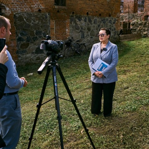 Powiększ obraz: Maria Witek udzielająca wywiadu 