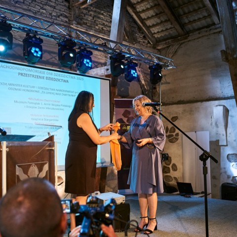 Powiększ obraz: Sylwia Wesołowska odbierająca Odznakę Honorową 